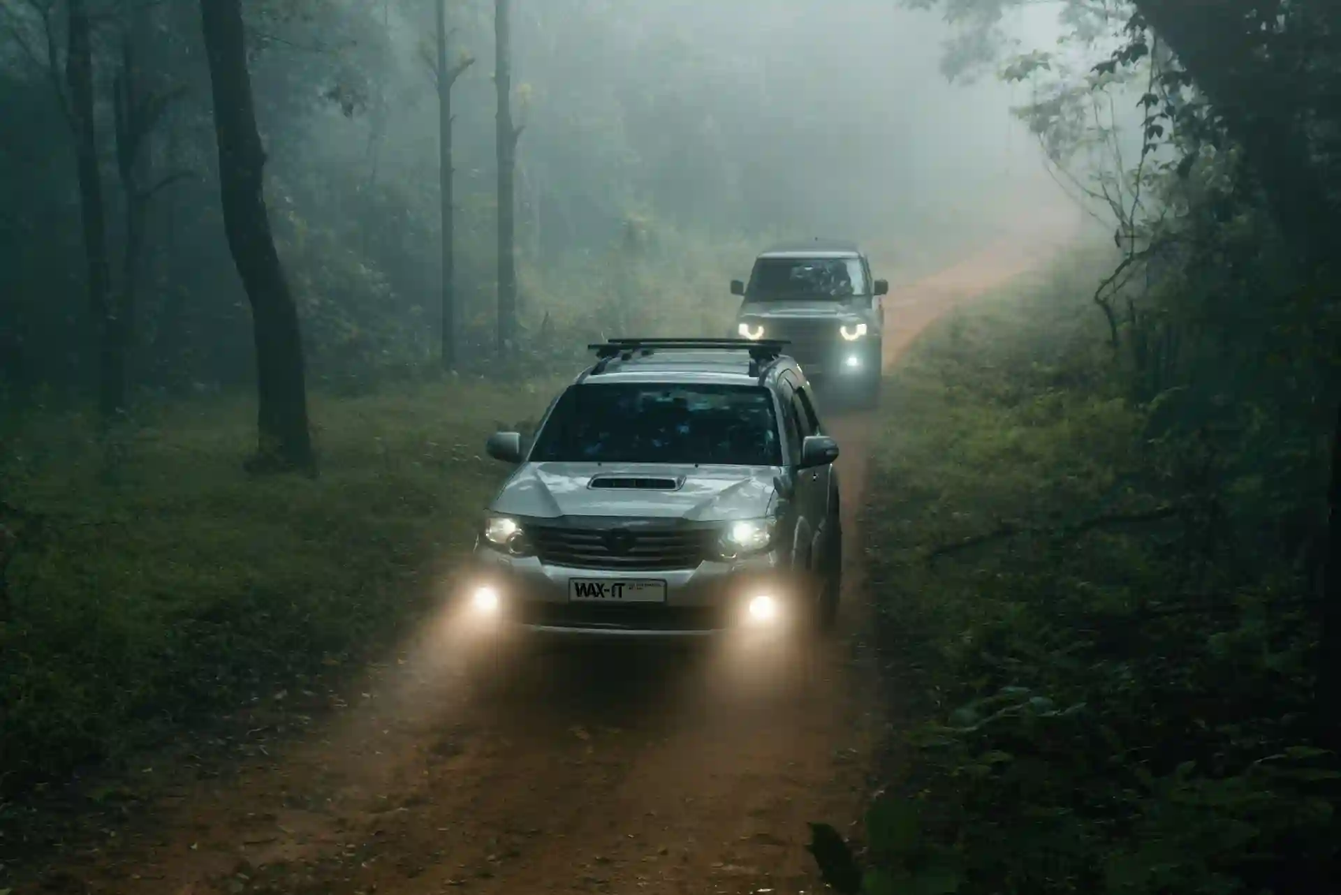 Toyota pickup en Land Rover offroading